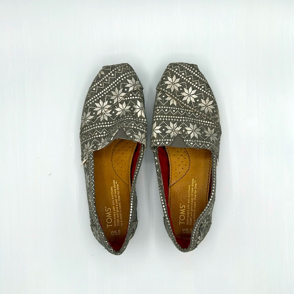 Women's Toms snowflake design!
